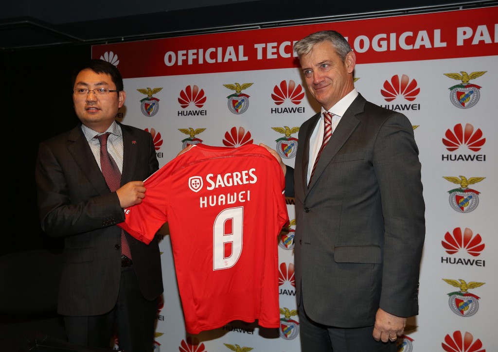 Domingos Soares de Oliveira, CEO de SL Benfica, junto a Walter Ji, CEO de Huawei España y Portugal, durante la presentación del acuerdo en Lisboa (Portugal).